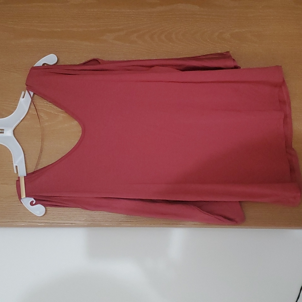 Cable & Gauge dusty rose shoulder cutout top Size M